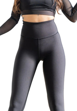 Person in Lisminas 249 Winter High Waist Leggings in Schwarz und schwarzem langärmligem Crop-Top auf weißem Hintergrund.