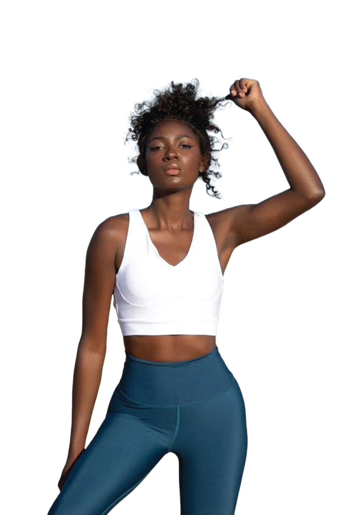 Person im gestreiften Sport-BH Lismina 150 in Weiss posiert selbstbewusst vor einem schlichten Hintergrund.