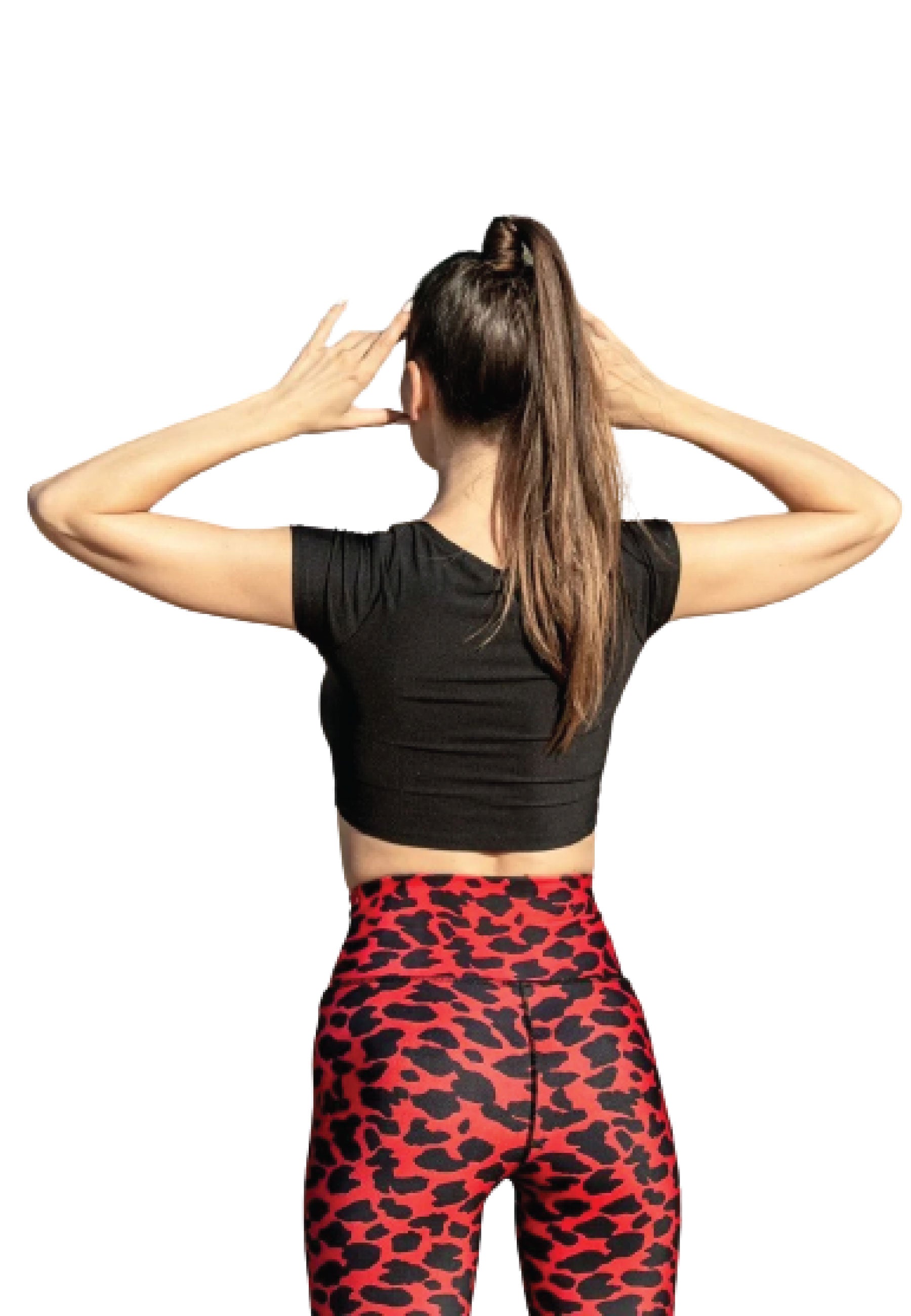 Abgewandte Frau in Lisminas 995-T-Shirt in Schwarz und roten Leggings mit Leopardenmuster, Hände in der Nähe ihres Kopfes.