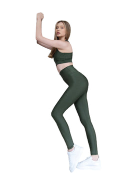 Eine Person posiert vor einem weißen Hintergrund in Lismina 736 Scrunch Butt Leggings in Khaki und weißen Turnschuhen.