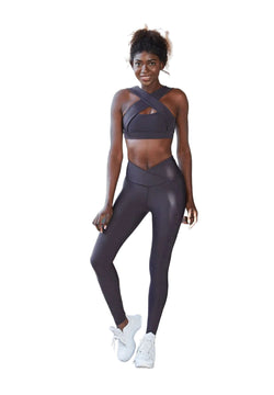 Eine Frau posiert in Lisminas 1045 Ve High Waist Leggings in Antrazit, kombiniert mit weißen Sneakers, vor einem weißen Hintergrund.