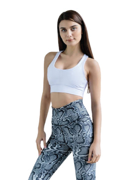 Frau in einem weißen Sport-BH und Lisminas 280 Extra High Waist Leggings in Grey Snake posiert vor einem weißen Hintergrund.