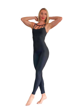Eine Person in einem Lismina 2700 Front Side Detailed Jumpsuit in Schwarz posiert selbstbewusst barfuß vor einem weißen Hintergrund.