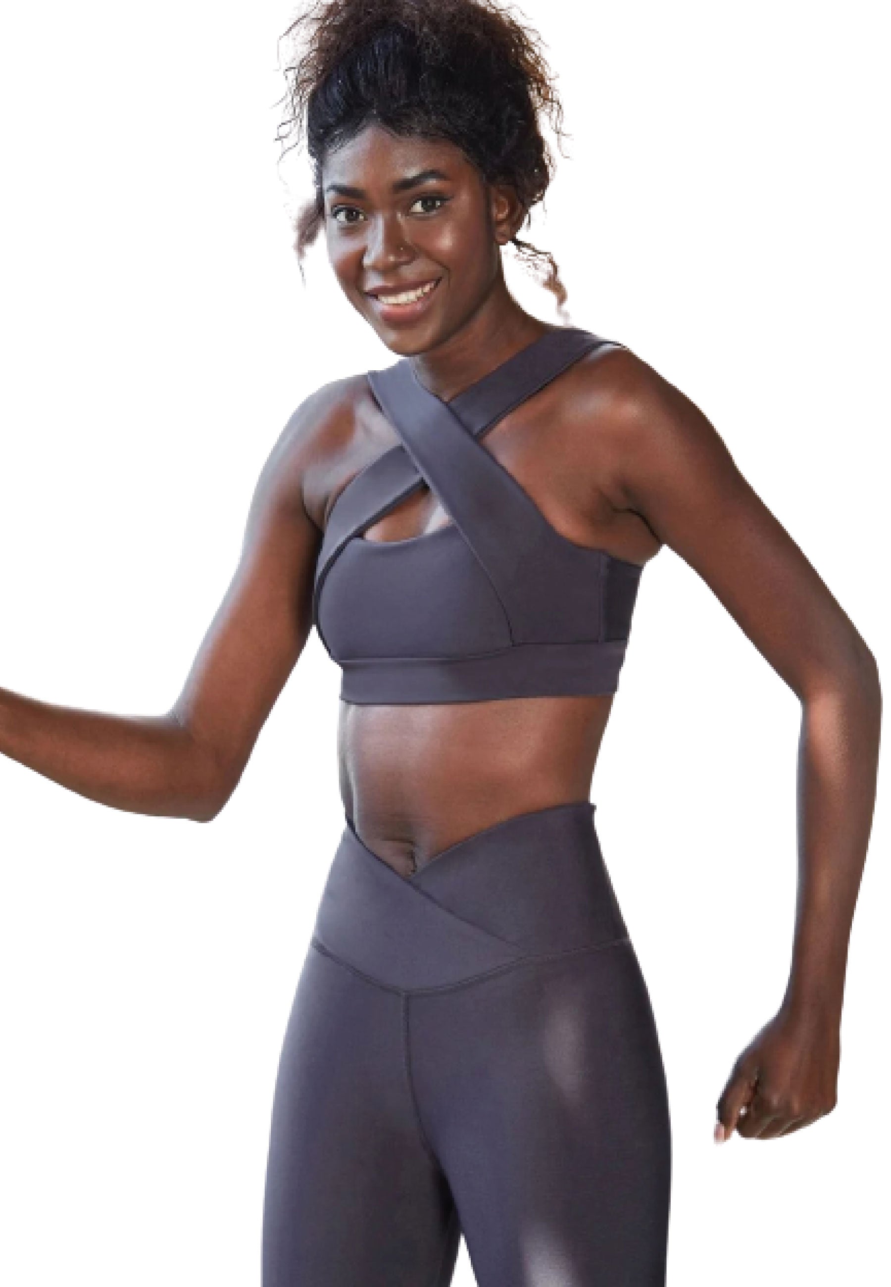 Eine Person in einem antrazitfarbenen 206 Decoltée Sport-BH von Lismina lächelt und hat einen Arm angewinkelt.