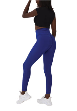 Person in 738 Scrunch Butt Leggings von Lismina trägt schwarzes Top und weiße Sneakers, zeigt Spezialnähte am Po.