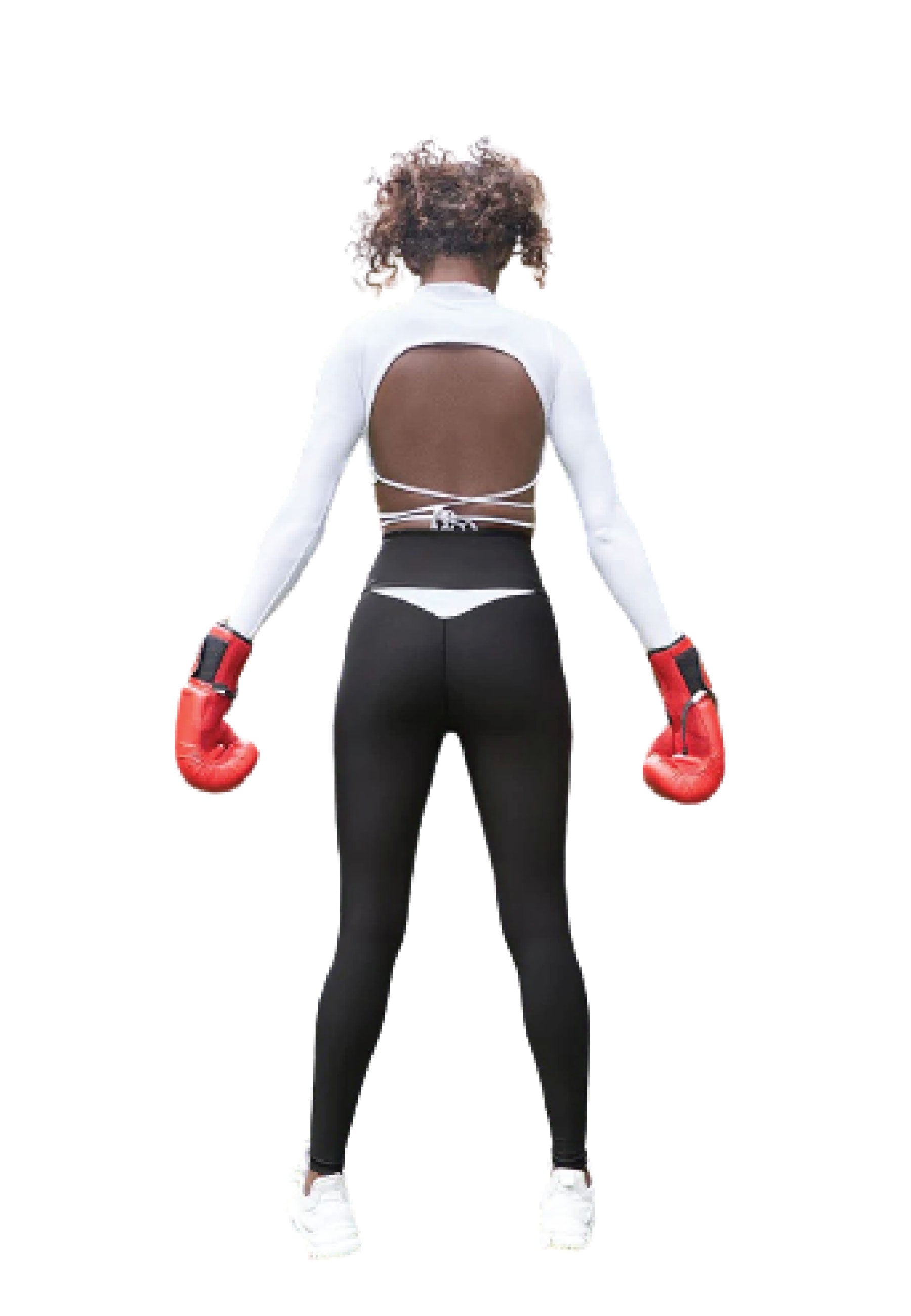 Lockenkopf-Person in Lisminas 067-T-Shirt, roten Boxhandschuhen, schwarzen Leggings, abgewandtem Gesicht und sexy Blick.