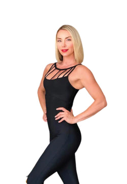 Blondes Bob-Model im schwarzen 2700 Front Side Detailed Jumpsuit von Lismina posiert selbstbewusst vor Weiß.