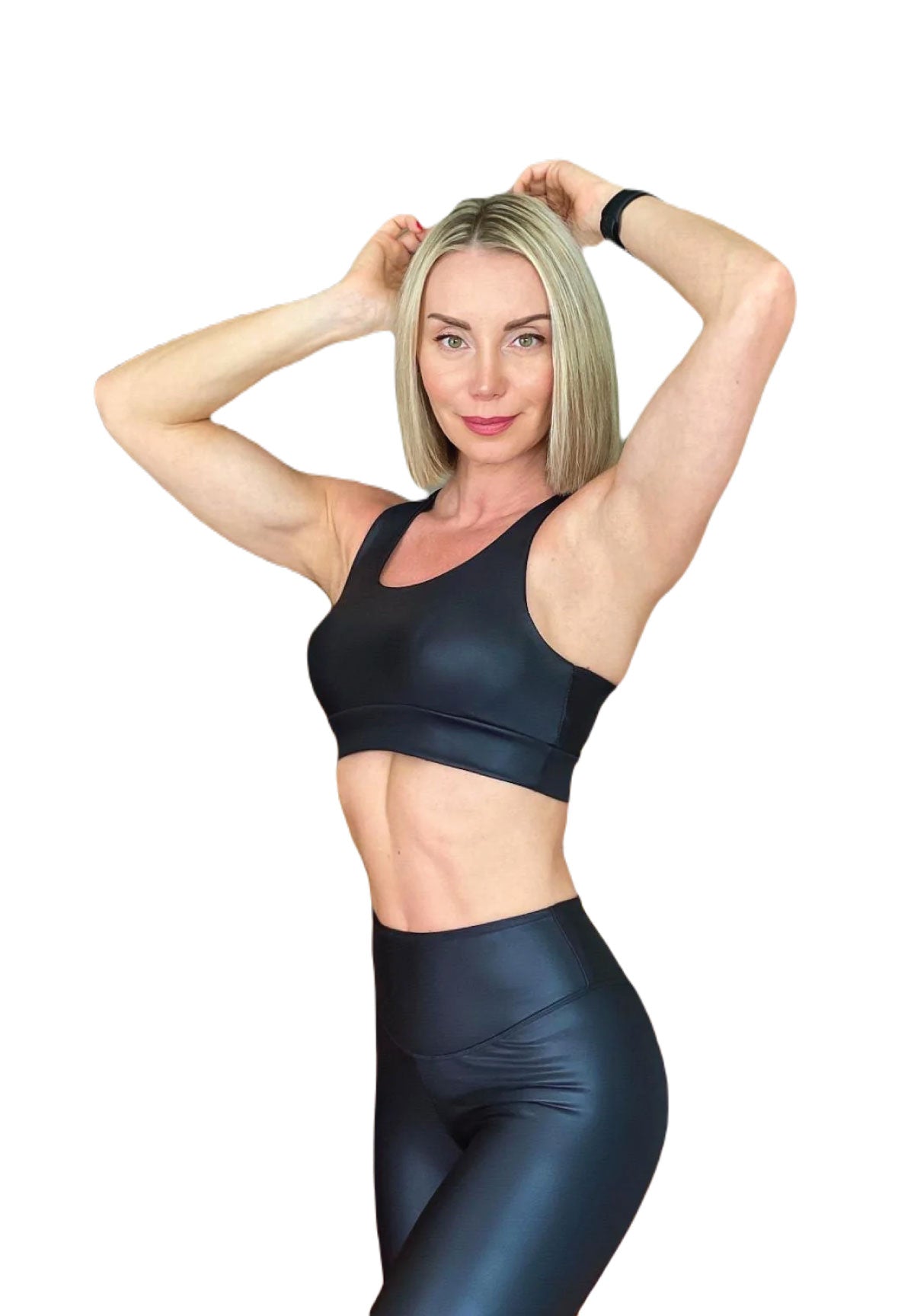 Ein Modell trägt den Lismina 181 Single Crossed Sport Bra in Schwarz mit Leder-Look vor weißem Hintergrund.