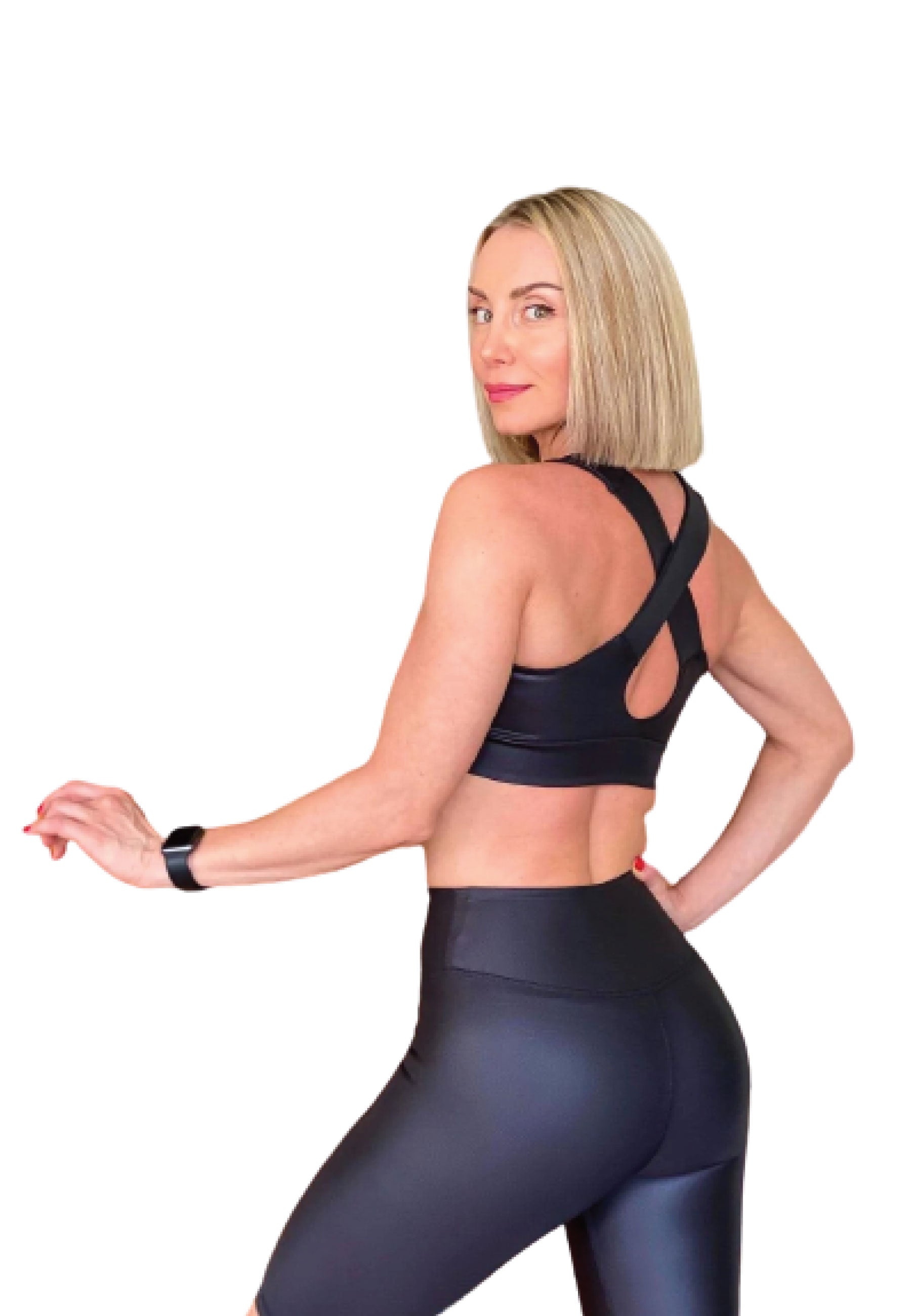 Model im Lismina 181 Sport-BH in Schwarz mit Leder-Look und schwarzer Trainingskleidung, posiert mit der Hand auf der Hüfte. Weißer Hintergrund.