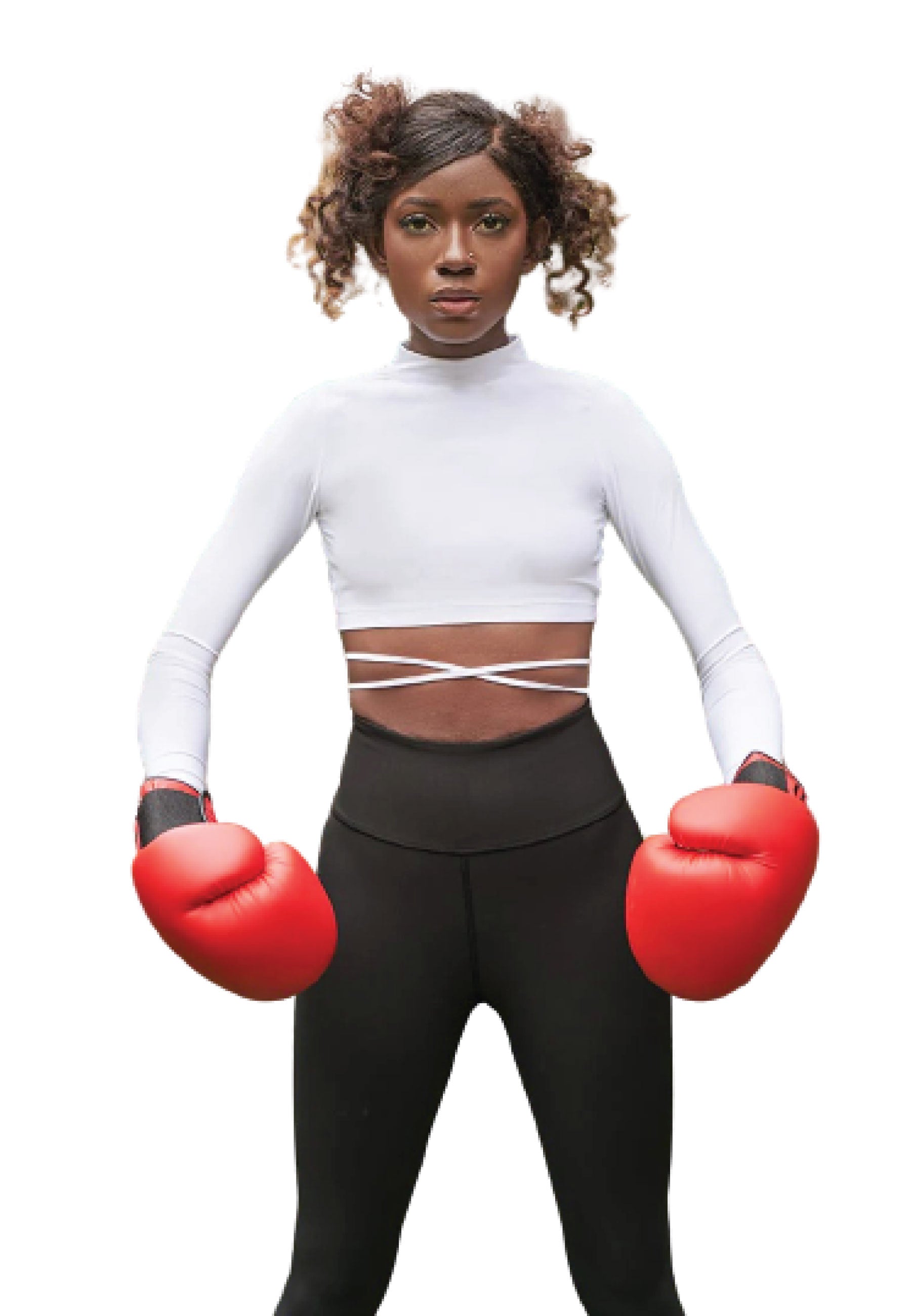 Selbstbewusste Frau mit Locken im sexy Look: Lismina 067 Tshirt in Weiss, schwarze Leggings und rote Boxhandschuhe.