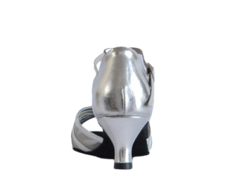 Rückansicht eines Dancing Queens 705 Tanzschuhs aus silbernem Leder mit offener Rückseite und dünnen Riemen.