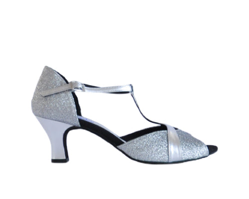 Alvares Tanzschuhe 720, Silberleder und Silberglitzer, T-Riemen mit niedrigem Absatz, Seitenansicht auf weißem Hintergrund.