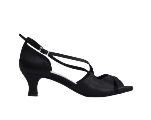 Grace Harmony Tanzschuhe in Schwarz Satin von Dancing Queens, seitlich gezeigt mit Riemchen und offener Spitze.