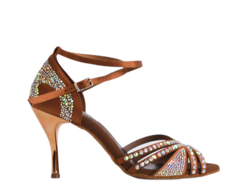 Lidmag 743/L3 Tanzschuhe in RASO TAN STRASS mit Strasssteinen und einem Fesselriemchen auf weißem Untergrund.