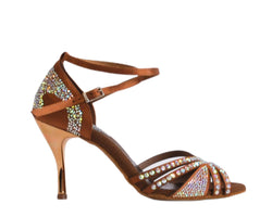 Lidmag 743/L3 Tanzschuhe in RASO TAN STRASS mit Strasssteinen und einem Fesselriemchen auf weißem Untergrund.