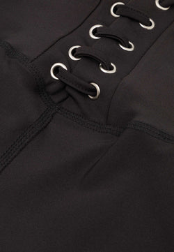 Nahaufnahme der 211 Extra High Waist Leggings von Lismina in Schwarz mit überkreuzten Schnürsenkeln und genähten Metallösen.