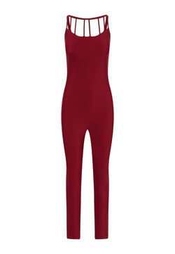 Der Jumpsuit 2702 von Lismina in Bordeaux zeichnet sich durch ein tailliertes Design und einen Riemchenausschnitt auf schlichtem weißem Hintergrund aus.