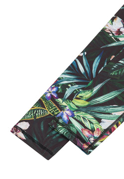 Nahaufnahme der 876 Extra High Waist Leggings von Lismina mit leuchtend grünen Blumenmustern auf schwarzem Hintergrund.