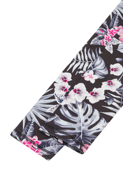 Die 890 Extra High Waist Leggings von Lismina sind schwarz mit weißem und rosa Blumenmuster, ordentlich gefaltet – ein echter Hingucker.