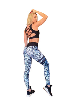 Eine Frau in Lismina-Sportbekleidung, einem schwarzen Oberteil und 903 Extra High Waist Leggings in Leopardenmuster posiert über ihrer Schulter.