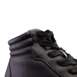 Nahaufnahme der Fuego High-Top-Tanz-Sneakers von Fuego Dance Shoes mit schwarzen Schnürsenkeln vor einem schlichten weißen Hintergrund.