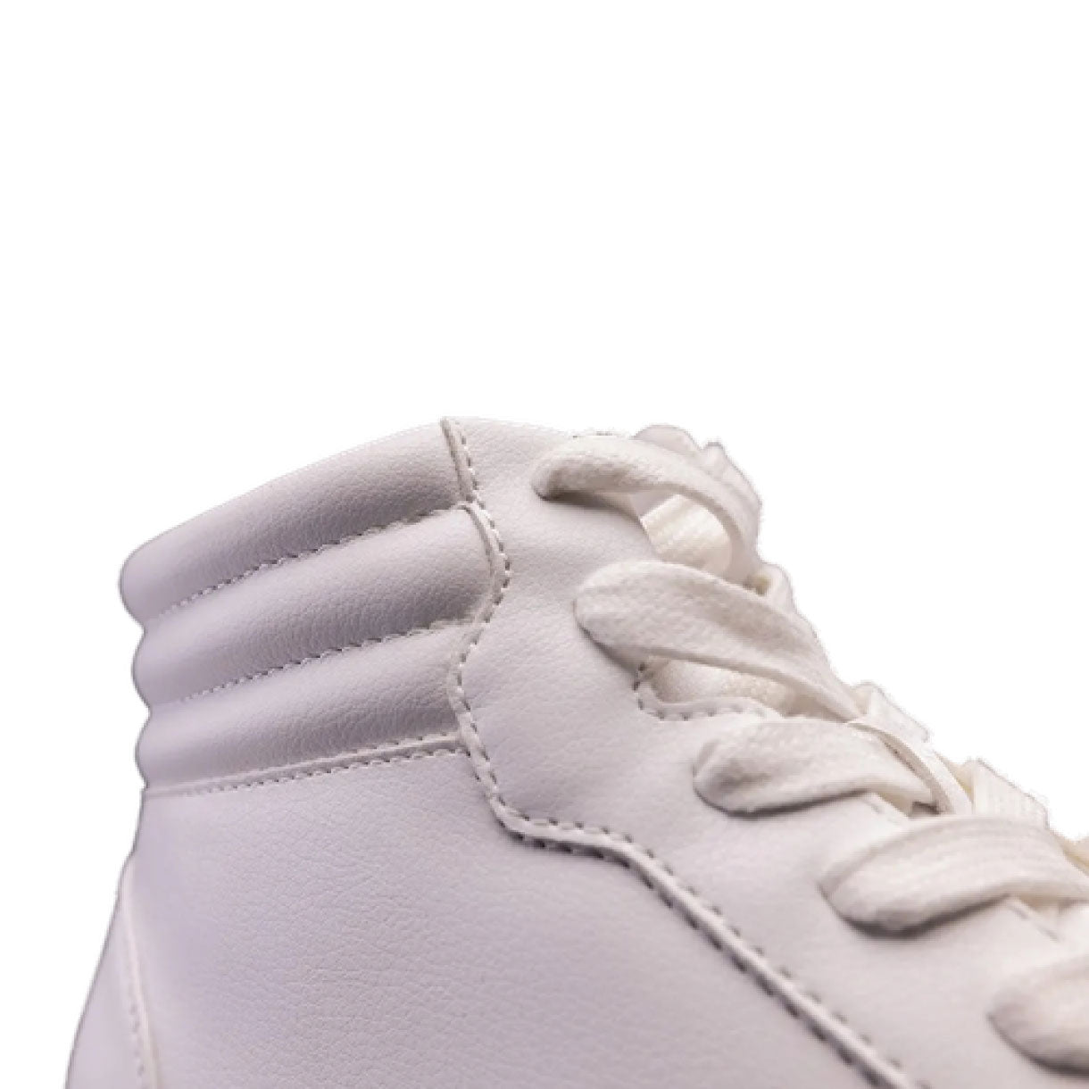 Nahaufnahme des oberen Teils eines Fuego High-Top Dance Sneakers in Weiss mit Schnürsenkeln und Nähten.