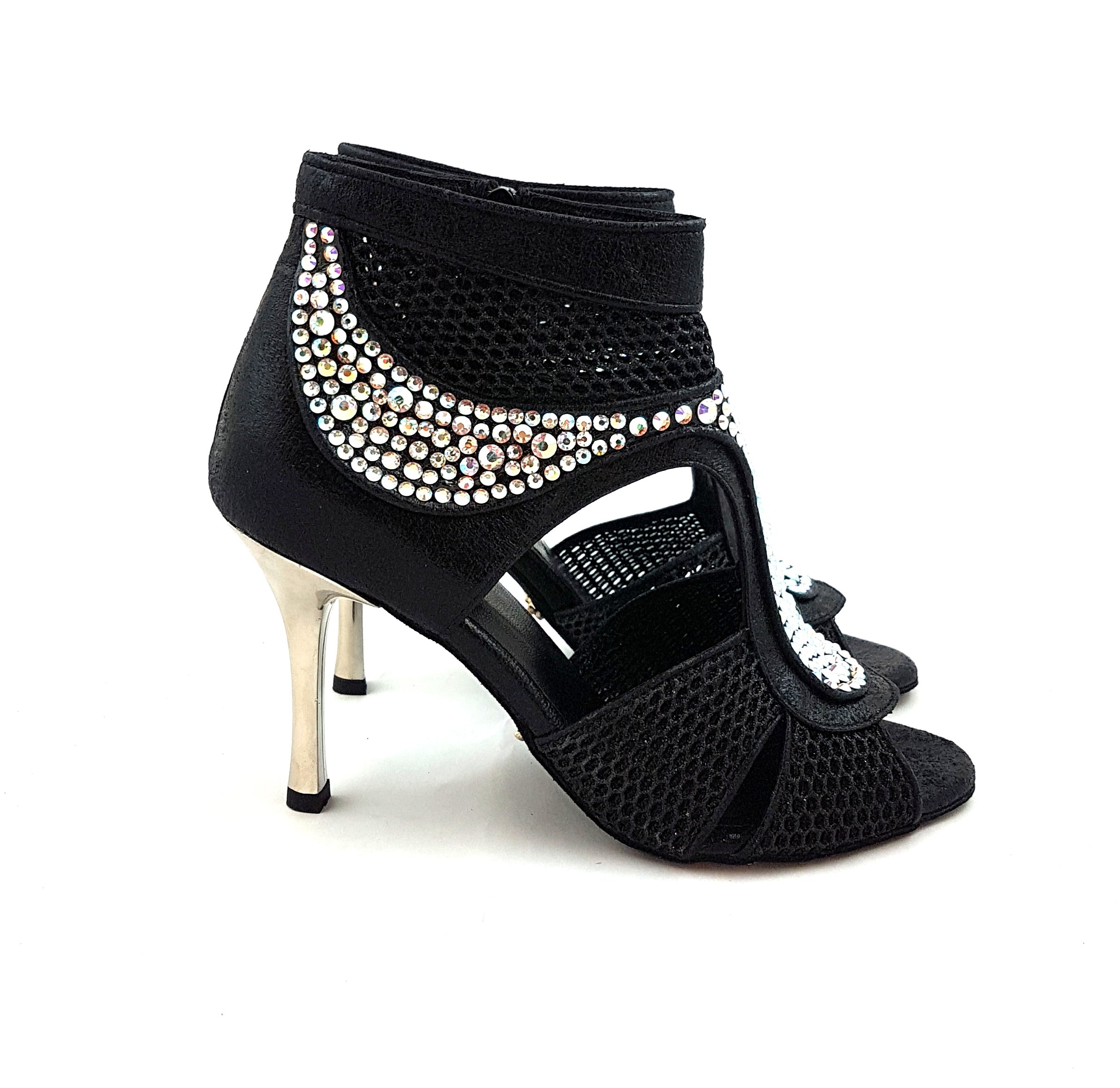 Aludra Tanzschuhe in Schwarz von Dancing Queens: offene Zehen, Mesh-Details, silberne Strasssteine auf Weiß.