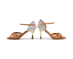 Ein Paar Mimoza Tanzschuhe in Bronze mit Swarovski-Steinen von Dancing Queens auf weißem Hintergrund.