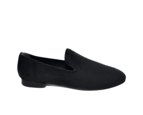 637 Mocassino Black Velvet von Lidmag, ein Loafer mit niedrigem Absatz auf weißem Hintergrund.