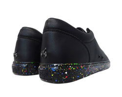 Schwarze Low-Top-Sneaker „Ataca“ von Fuego Dance Shoes mit bunter Sohle, von hinten und von der Seite auf Weiß betrachtet.