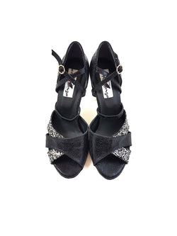 ESP16 Tanzschuhe in Schwarz Silber von Dancing Queens, Schwarz und Silber mit Knöchelriemen, auf weißem Hintergrund.