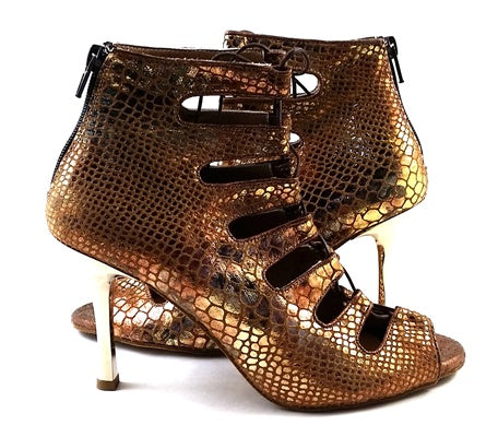 Salsa mit Stil mit den Electra-Tanzschuhen von Dancing Queens in Bronze Piton, mit Schnürung vorne und schicken Ausschnitten.