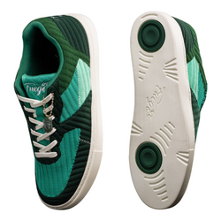 Fuego Jade Dance Sneakers in Grün mit weißen Sohlen und grünen kreisförmigen Griffdetails an der Unterseite von Fuego Dance Shoes.