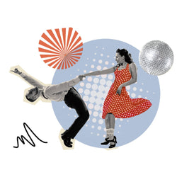 Retro-Paar tanzt energisch unter einer Discokugel und erinnert so an die Catwalk-Vibes und Vintage-Muster von Tanzkurse.