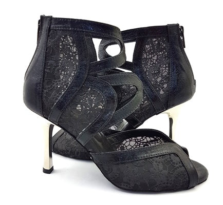 Die Lyra-Tanzschuhe von Dancing Queens bieten einen klassisch eleganten Look mit schwarzer Spitze, offenen Zehen und überkreuzten Riemen.