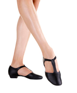 Beine in Schwarz MDE03 So Danca Griechische Sandale von Rumpf, zeigen Flexibilität vor weißem Hintergrund.