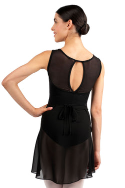 Rumpf Tänzerin in schwarzem R3050 Chiffon-Wickelrock mit Schlüsselloch im Rücken, gebundener Taille und Haarknoten.