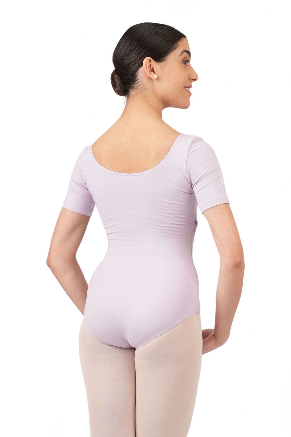Person im Rumpf R3100 Kurzarm-Body in lila und beigen Strumpfhosen, stehend vor einem weißen Hintergrund.