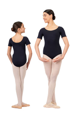 Zwei Balletttänzerinnen im Rumpf R3100 Kurzarm-Body in Schwarz, warm lächelnd in der ersten Position.