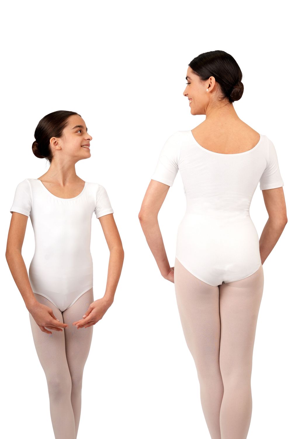 Zwei Ballerinas in Rumpf R3100 Weiss-Trikots mit Rundhalsausschnitt halten Ballettposen und lächeln.
