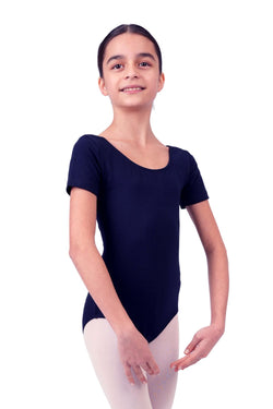 Mädchen in einem marineblauen R3100 Kurzarm-Body von Rumpf und weißen Strumpfhosen posiert vor einem weißen Hintergrund.