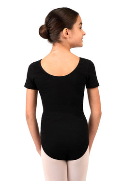 Ein Mädchen mit Dutt im schwarzen Kurzarm-Body R3100 von Rumpf, das ihren Ballett-Body von hinten präsentiert.