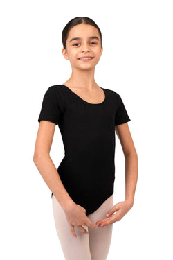 Kind in Rumpfs R3100 Kurzarm-Body in Schwarz, stehend vor weißem Hintergrund.