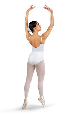 Ballerina im weißen Spaghettiträger-Trikot Rumpf R3102, die Arme anmutig vor weißem Hintergrund erhoben.