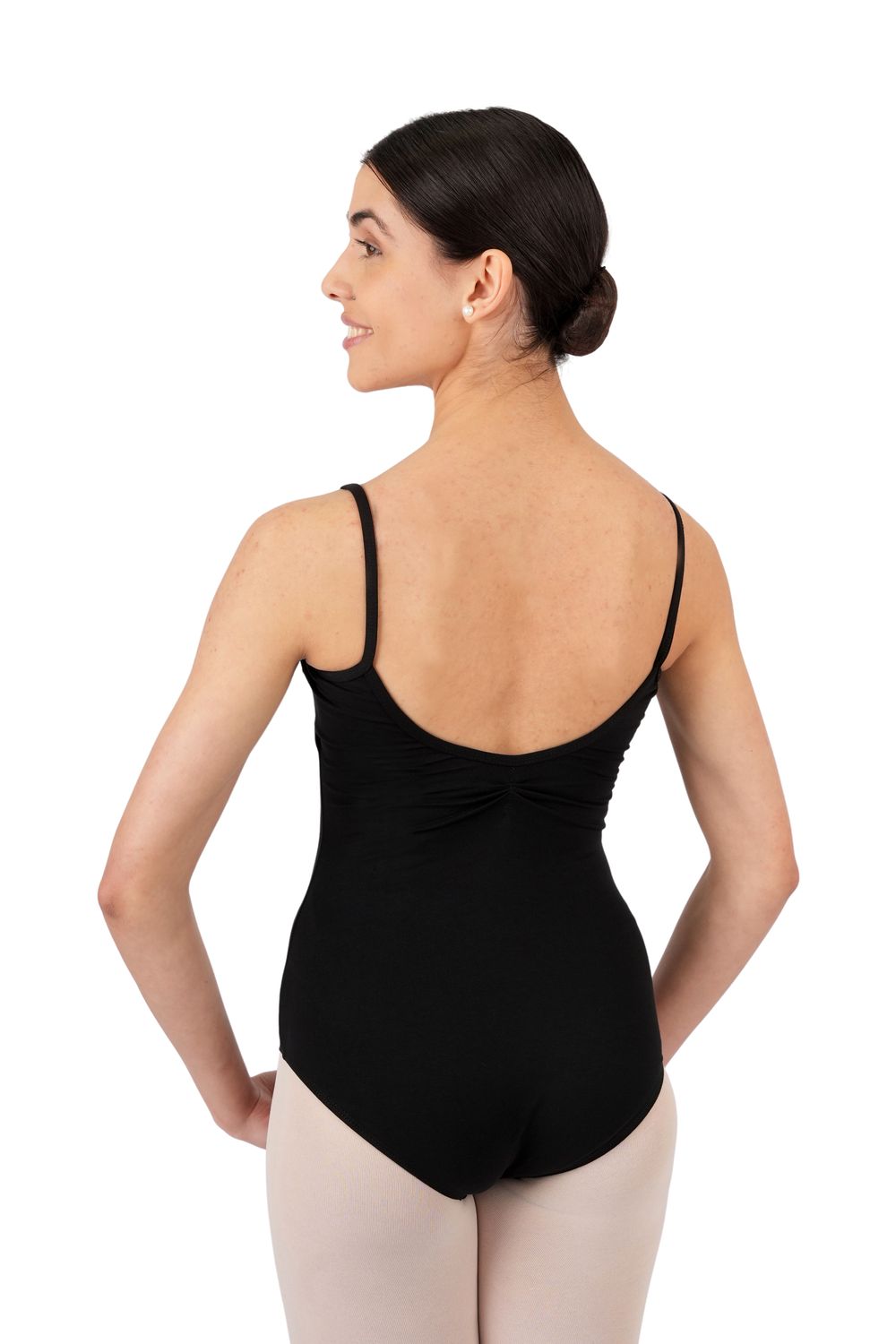 Person trägt einen schwarzen Spaghettiträger-Body Rumpf R3102 und beige Strumpfhosen, schaut zur Seite und hat die Haare zu einem Dutt hochgesteckt.