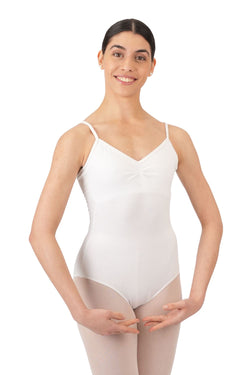 Lächelnde Person, die einen weißen Spaghettiträger-Trikot Rumpf R3102 trägt und in einer Ballettpose vor einem weißen Hintergrund steht.