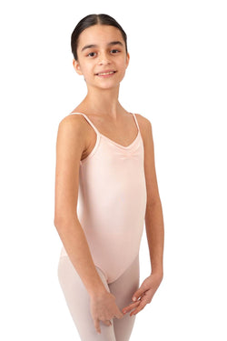 Junge Tänzerin in einem rosa Rumpf R3102 Body mit Rückenausschnitt, sanft lächelnd vor weißem Hintergrund.