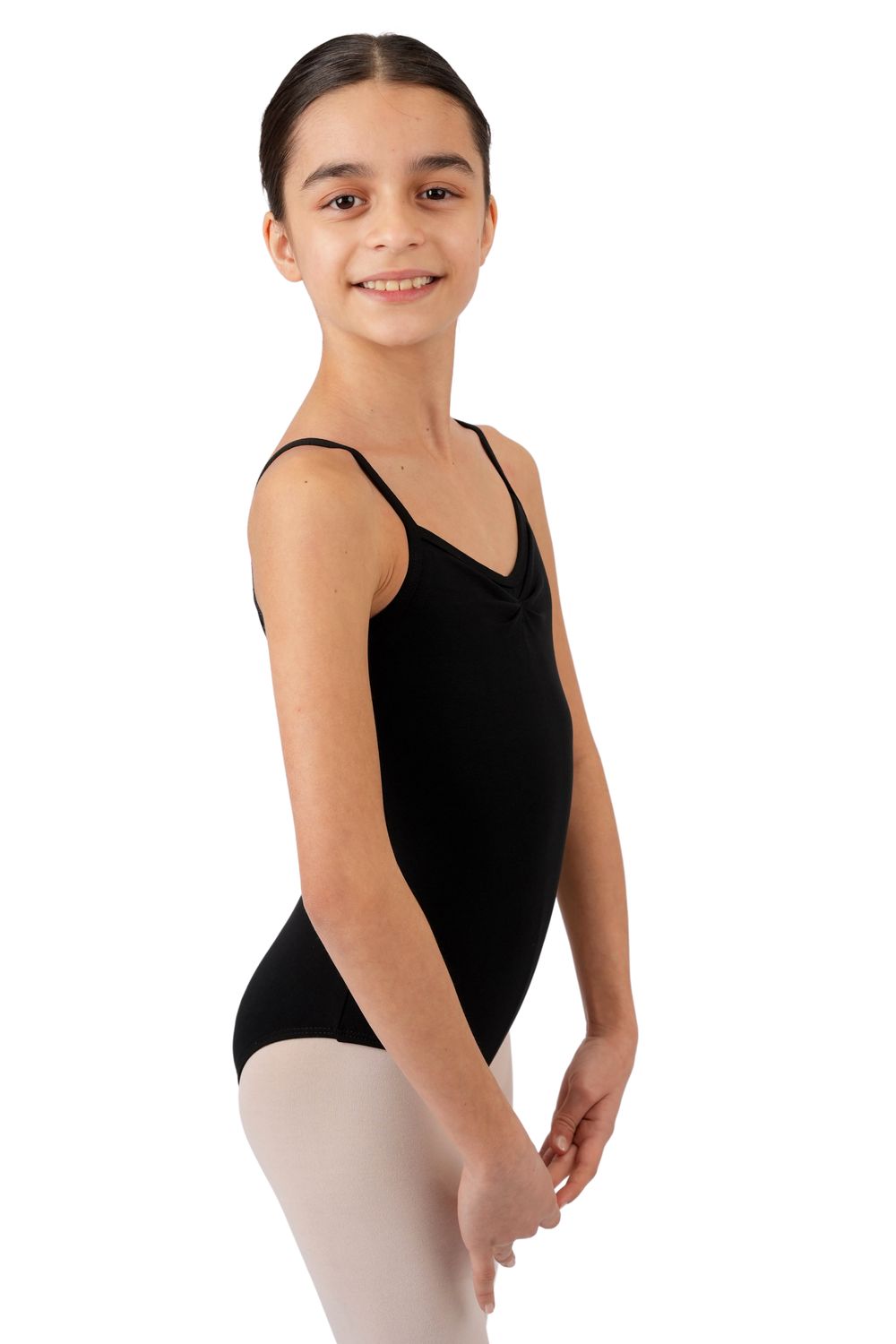 Junge Balletttänzerin in einem schwarzen Rumpf R3102-Body mit Spaghettiträgern, lächelnd und mit anmutig positionierten Händen.