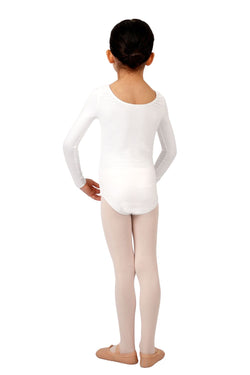 Junges Mädchen in einem Rumpf R3104 Langarm-Body in Weiß, anmutig stehend, Haare zu einem Dutt hochgesteckt, verkörpert einen Ballettkörper.