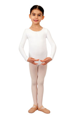Ein junges Mädchen steht anmutig in erster Position und trägt einen Rumpf R3104 Langarm-Body in Weiss.